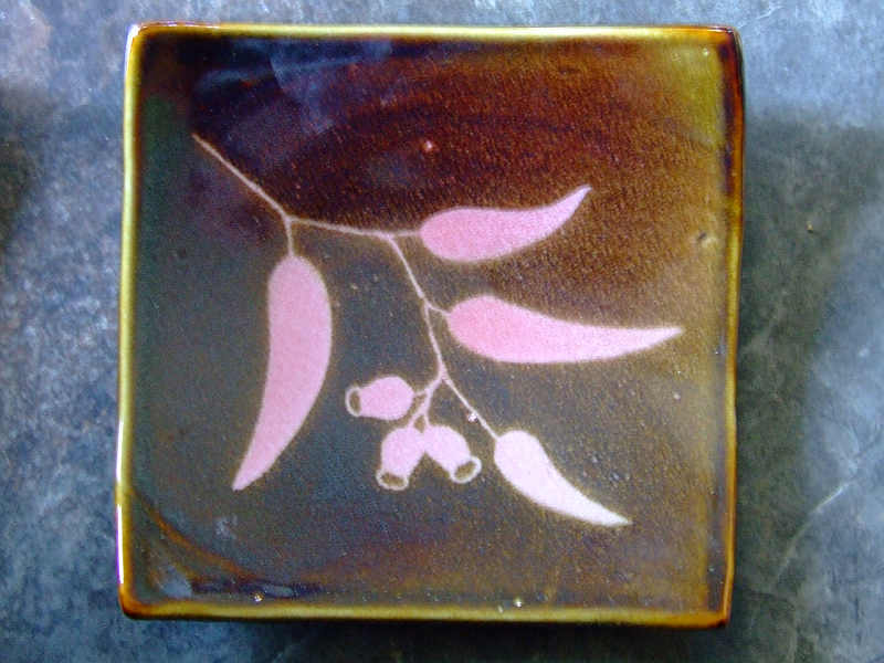 Square plate with eucalypt motif red