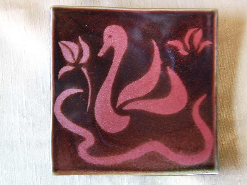 Square plate with red ducky motif